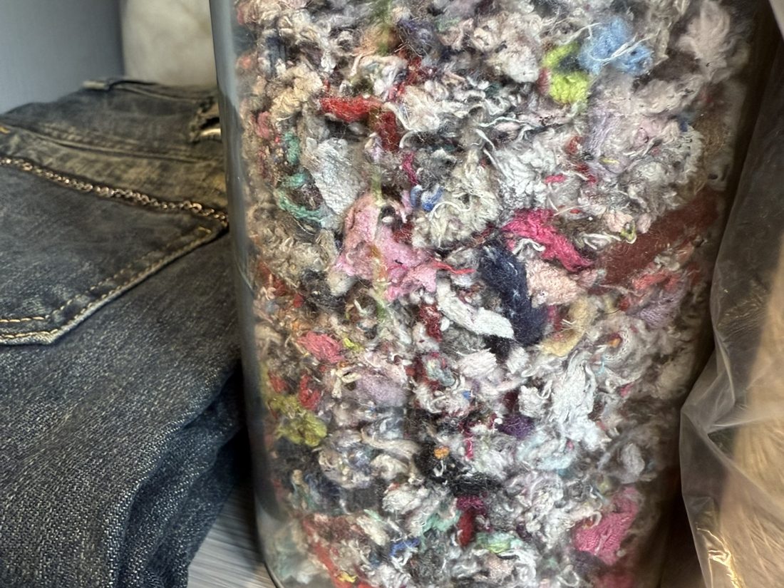Texwool materiale av komprimerte resirkulerte tekstilfibre